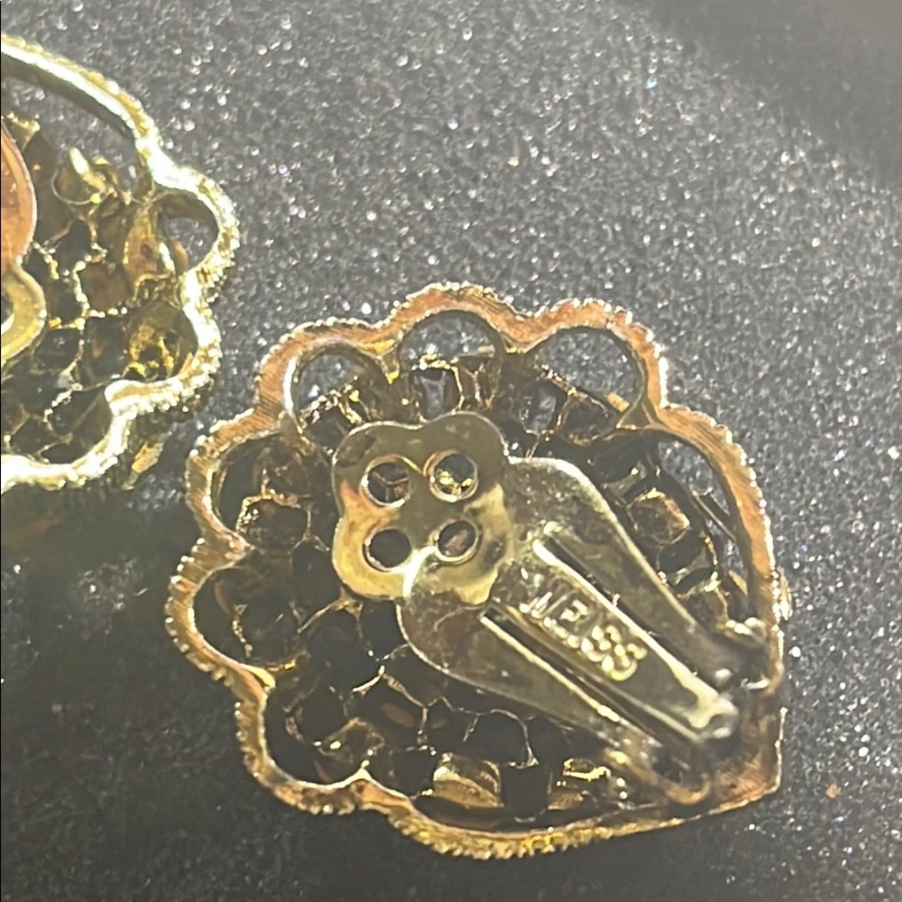 Weiss vintage 1950’s Elegant rhinestones that sparkle Gold tone clip Earrings - Picture 2 of 15